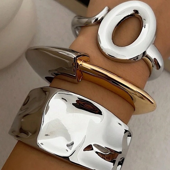 O Ring Bangle Bracelet, Exaggerated Hollow Out Wavy Smooth - Picture 2 of 4